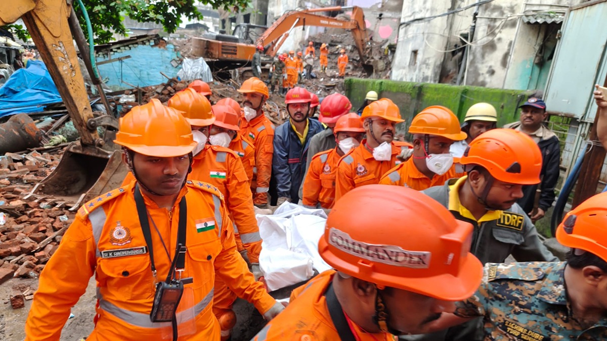 महाराष्ट्र: भिवंडी में चार मंज़िला इमारत गिरी; छह लोगों की मौत, बचाव कार्य जारी।