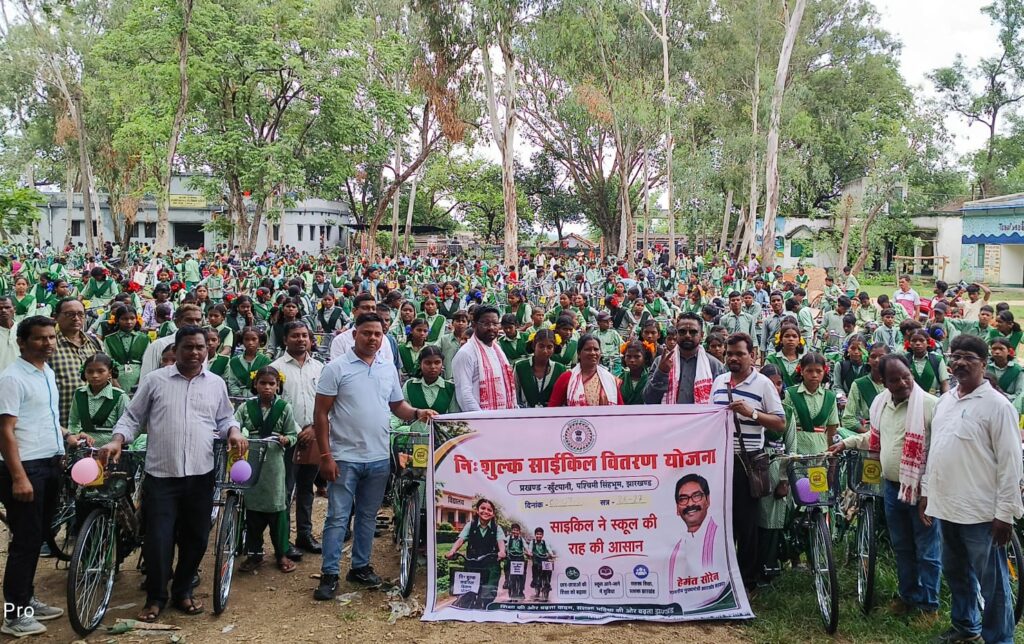 ‘उन्नति का पहिया’ से बदली विद्यार्थियों की राह, विधायक दशरथ गागराई ने बांटी साइकिलें