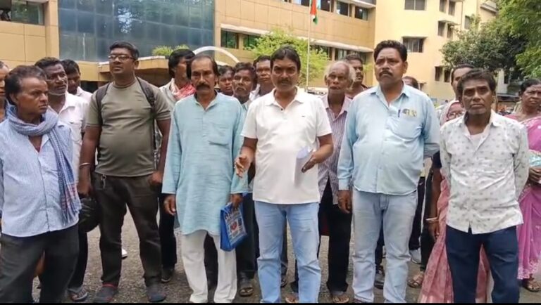 टाटा स्टील पर बड़ा आरोप, वंचित मजदूरों ने उपायुक्त को सौंपा मांगपत्र
