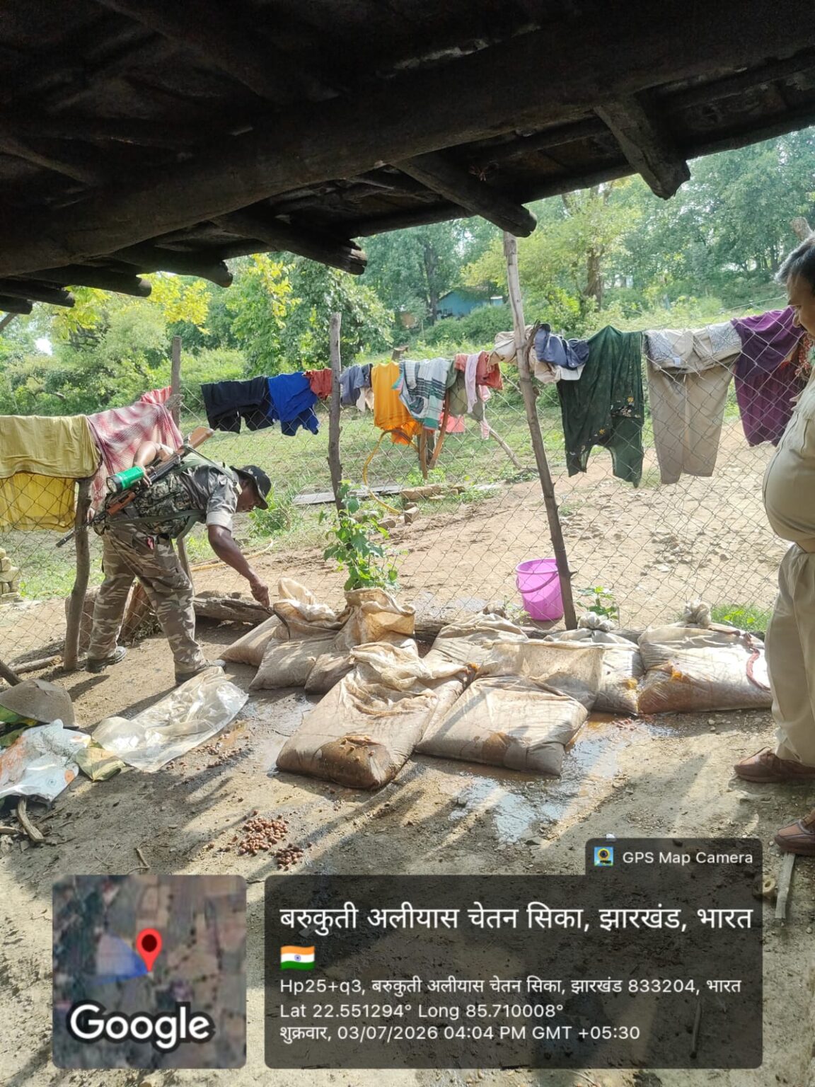 चाईबासा में अवैध महुआ शराब पर बड़ा एक्शन, 5 भट्टियां ध्वस्त, 2000 लीटर जावा महुआ नष्ट