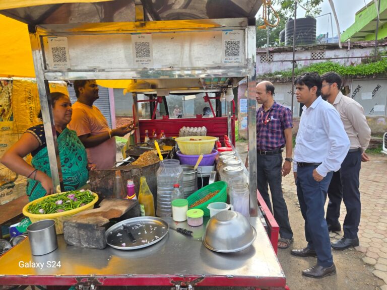 लोहरदगा में खाद्य सुरक्षा विभाग की बड़ी कार्रवाई, एक्सपायरी खाद्य सामग्री नष्ट; कई दुकानों को नोटिस