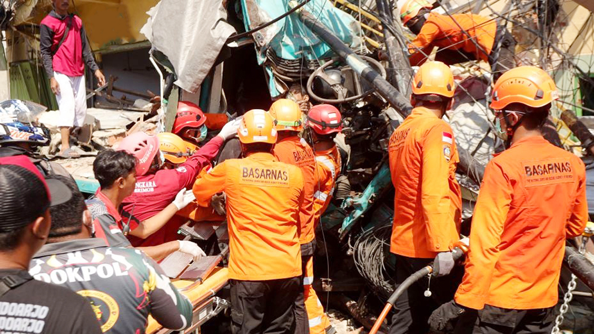 इंडोनेशिया के जावा में भीषण वाहन हादसे के बाद इलाके में राहत व बचाव का काम करते हुए आपदा राहत दल के सदस्य। इस हादसे में कई वाहन क्षतिग्रस्त हुए हैं।