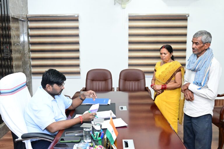 जनता की शिकायतों पर उपायुक्त रवि आनंद का एक्शन, अधिकारियों को तय समय में समाधान का आदेश