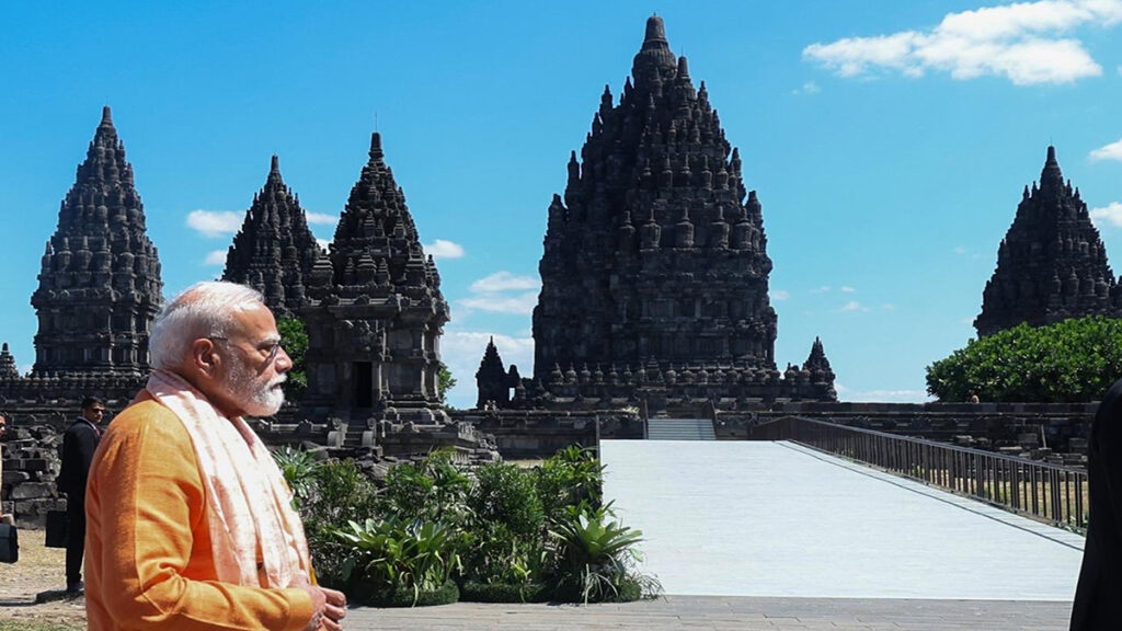 पीएम मोदी ने इंडोनेशिया के ऐतिहासिक प्रम्बानन मंदिर के किए दर्शन; तस्वीरें वायरल