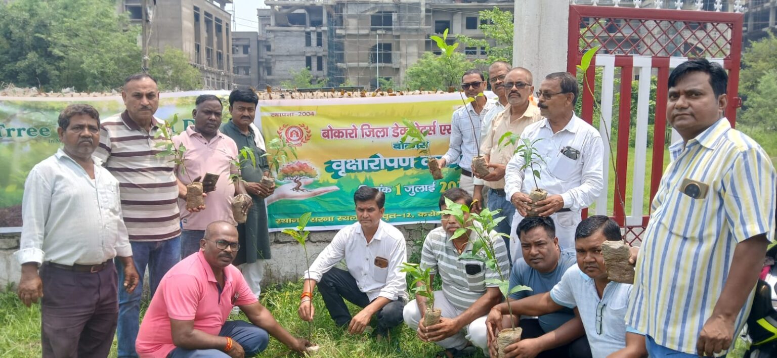 पर्यावरण बचाने का संदेश, बोकारो डेकोरेटर एसोसिएशन ने कई जगह लगाए सैकड़ों पौधे