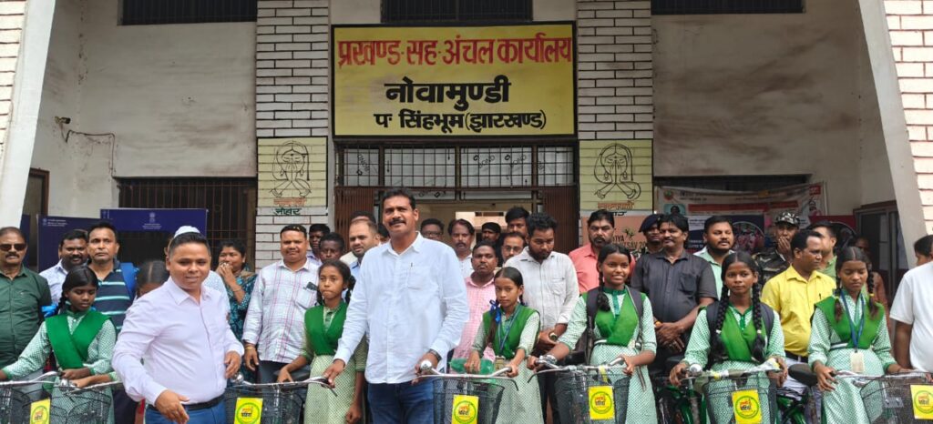 नोवामुंडी में 400 छात्र-छात्राओं को मिली साइकिल, विधायक सोनाराम सिंकु ने दिया बड़ा संदेश