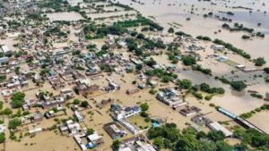 यूपी में बारिश का कहर, 1000+ घर ढहे, 56 की मौत