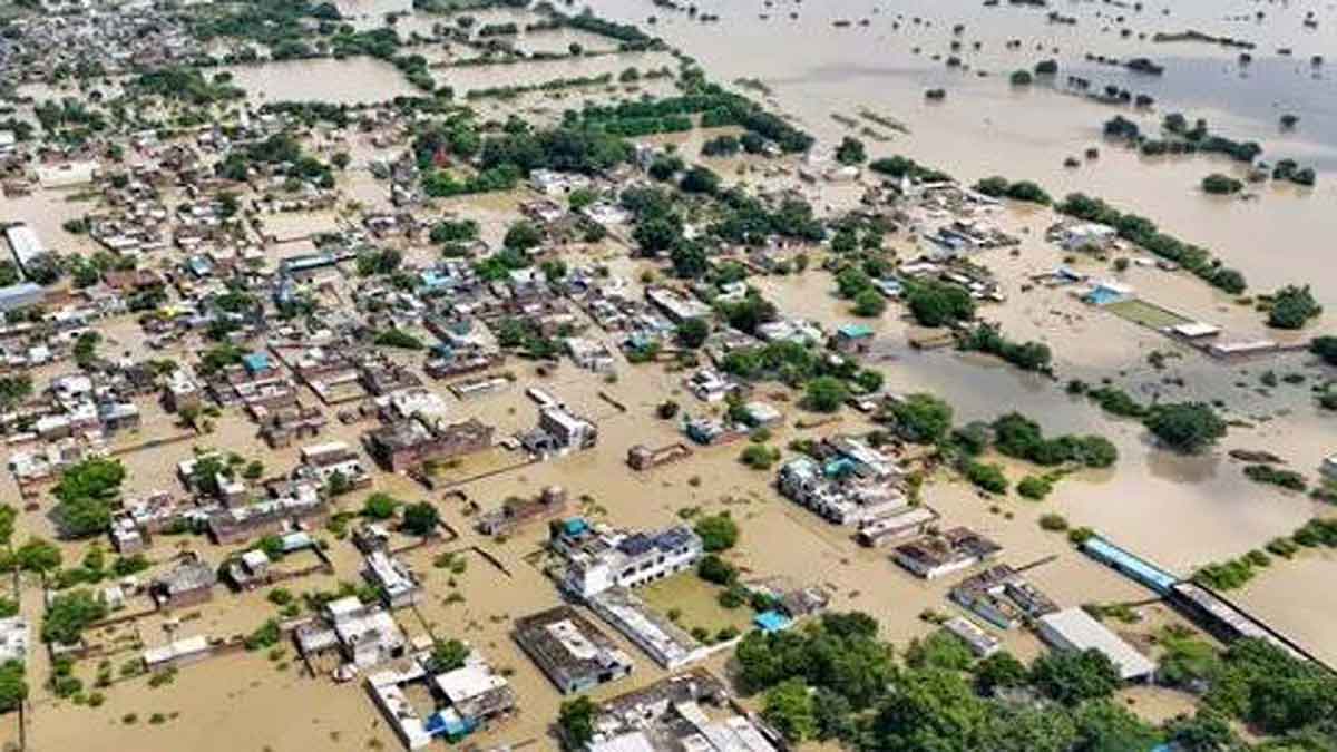 यूपी में बारिश का कहर, 1000+ घर ढहे, 56 की मौत